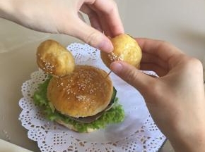 盖上面包，用牙签把米奇的耳朵固定上
