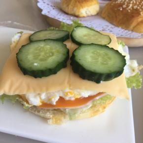 鸡蛋上铺上一片香浓原味芝士片，再放上四片黄瓜