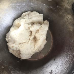 倒入清水，先用筷子搅拌成絮状，然后用手揉成团