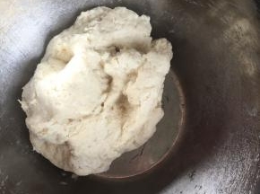 倒入清水，先用筷子搅拌成絮状，然后用手揉成团