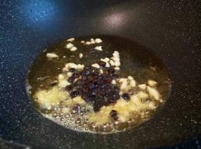  再放豆豉翻炒