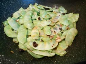 再放扁豆，继续翻炒