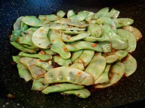 炒至扁豆变色，加入生抽，盐，料酒调味，