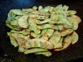 炒至扁豆变色，加入生抽，盐，料酒调味，