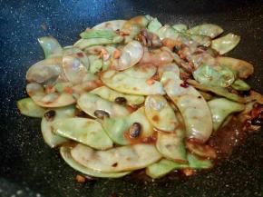 煮至扁豆变软，入味就可以