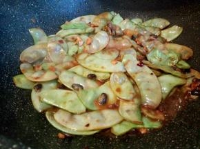 煮至扁豆变软，入味就可以