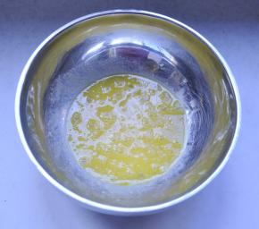 2、将鸡蛋和糖加入植物油中，打散搅拌均匀。