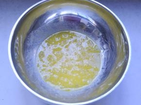 2、将鸡蛋和糖加入植物油中，打散搅拌均匀。