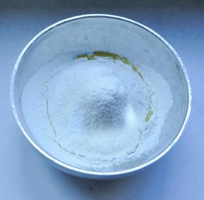 3、筛入低筋面粉和奶粉。