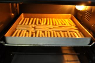 7、送入烤箱中层上下火190度，烤制15 分钟（根据自己的烤箱定吧），看到上色了就可以出炉了。