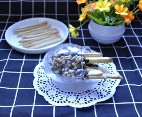 9、好吃的双层巧克力“百力滋”就做好了。