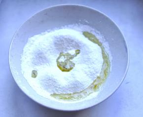 4、油里筛入筋面粉拌匀。