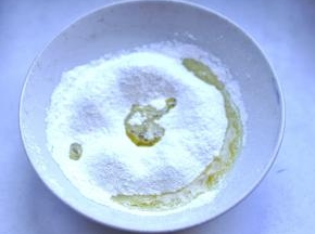 4、油里筛入筋面粉拌匀。