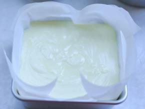10、倒入铺好油纸的模具中，震出大气泡。