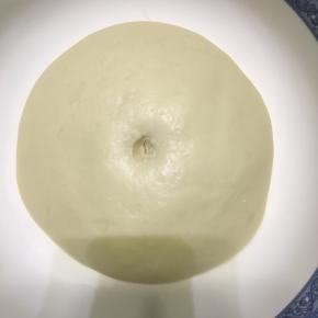 用手指沾面粉戳一下，面团不回缩第一次发酵就完成了