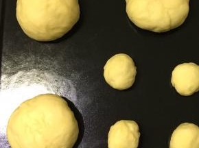分成50g一个的面团3个，10g一个的小面团6个，揉圆放入烤盘内举行第二次发酵