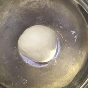 揉圆放入碗内，盖上湿毛巾，烤箱发酵档，最下层放一盘装有温水的烤盘，发酵50分钟