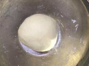 揉圆放入碗内，盖上湿毛巾，烤箱发酵档，最下层放一盘装有温水的烤盘，发酵50分钟