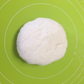 放到揉面垫上继续揉面