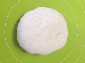 放到揉面垫上继续揉面