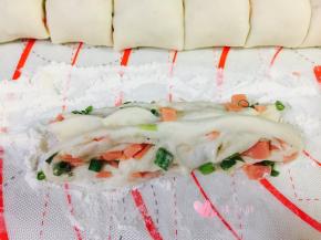 轻拉面团，把面团拉长