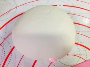 如果没有面包机就自己揉，揉成这样不粘手光滑的面团即可