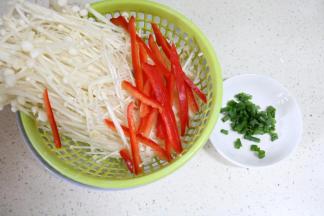 金针菇去根，洗净。红椒洗净，切丝。葱洗净切段。