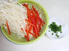 金针菇去根，洗净。红椒洗净，切丝。葱洗净切段。