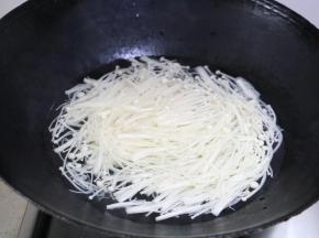 锅内放水，大火烧开后关火，放入金针菇焯水