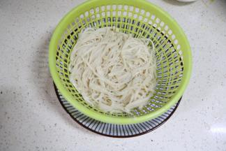 捞出，用凉开水冲一下沥水备用