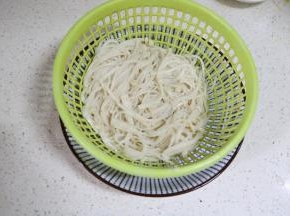 捞出，用凉开水冲一下沥水备用