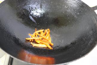 锅内放入少许油，大火烧开后，放入红椒煸炒熟