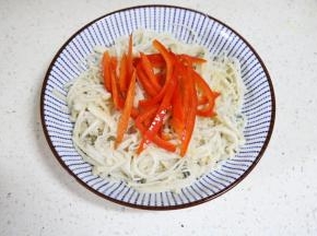 金针菇装盘，放上炒好的红椒