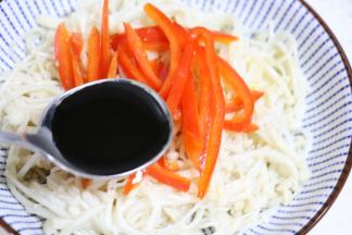 放入生抽，麻油