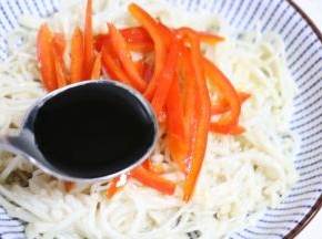 放入生抽，麻油