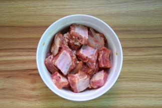 排骨剁小块，加盐、生抽拌匀，再加少许淀粉拌匀，最后淋上油加入豆豉拌均匀腌制1小时