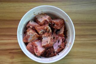 再加少许淀粉拌匀，切碎豆豉加入拌均匀腌制1小时