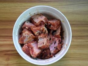 再加少许淀粉拌匀，切碎豆豉加入拌均匀腌制1小时
