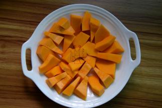 南瓜去籽去皮切块，摆放盘里