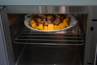 把南瓜排骨放入蒸汽炉蒸30分钟