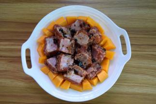 把腌制好的排骨放在南瓜上