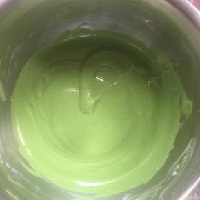 6:把抹茶液加入至奶油奶酪中混合均匀