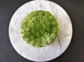 17:之后取适量淡奶油加糖打发至裱花状态，在蛋糕上挤上淡奶油，撒上适量抹茶粉装饰就可以了。