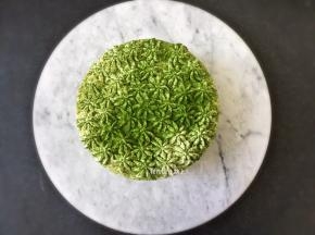 17:之后取适量淡奶油加糖打发至裱花状态，在蛋糕上挤上淡奶油，撒上适量抹茶粉装饰就可以了。