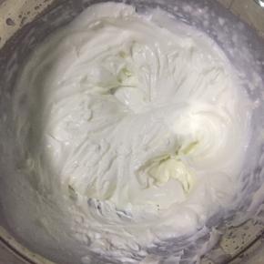 14:淡奶油加25克糖打发至八分发，然后红茶奶酪液分三次加入到其中，混合均匀