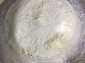 14:淡奶油加25克糖打发至八分发，然后红茶奶酪液分三次加入到其中，混合均匀