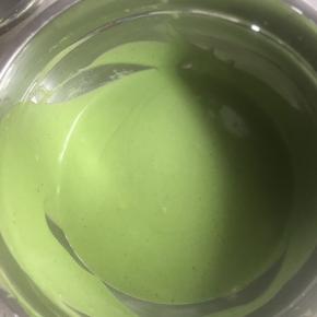 8:把抹茶奶酪液分三次加入淡奶油中，混合均匀