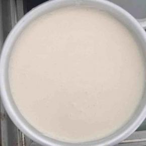 15:取出冷冻的抹茶奶酪糊，把红茶奶酪糊倒进去，震平后放冰箱冷藏四小时以上。