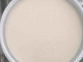 15:取出冷冻的抹茶奶酪糊，把红茶奶酪糊倒进去，震平后放冰箱冷藏四小时以上。