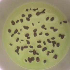 9:取出冷藏的饼底，倒二分之一抹茶慕斯糊进去，然后铺上适量的蜜豆（感觉抹茶和蜜豆是绝配）然后继续倒入剩下的抹茶糊